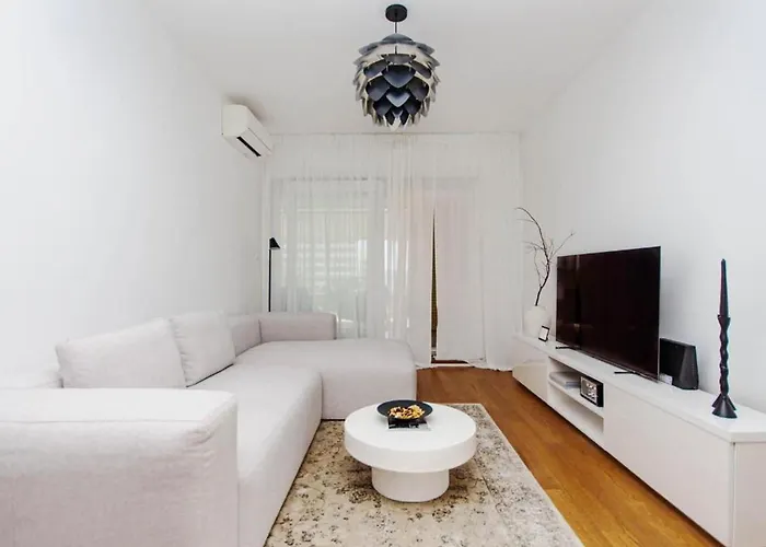 Sea View Garden Apartment *