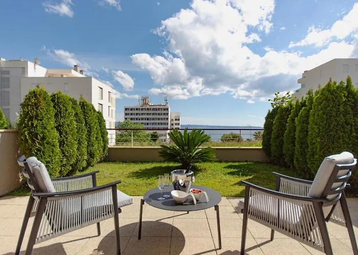 Sea View Garden Apartment