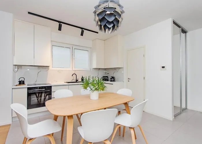 Sea View Garden Apartment *